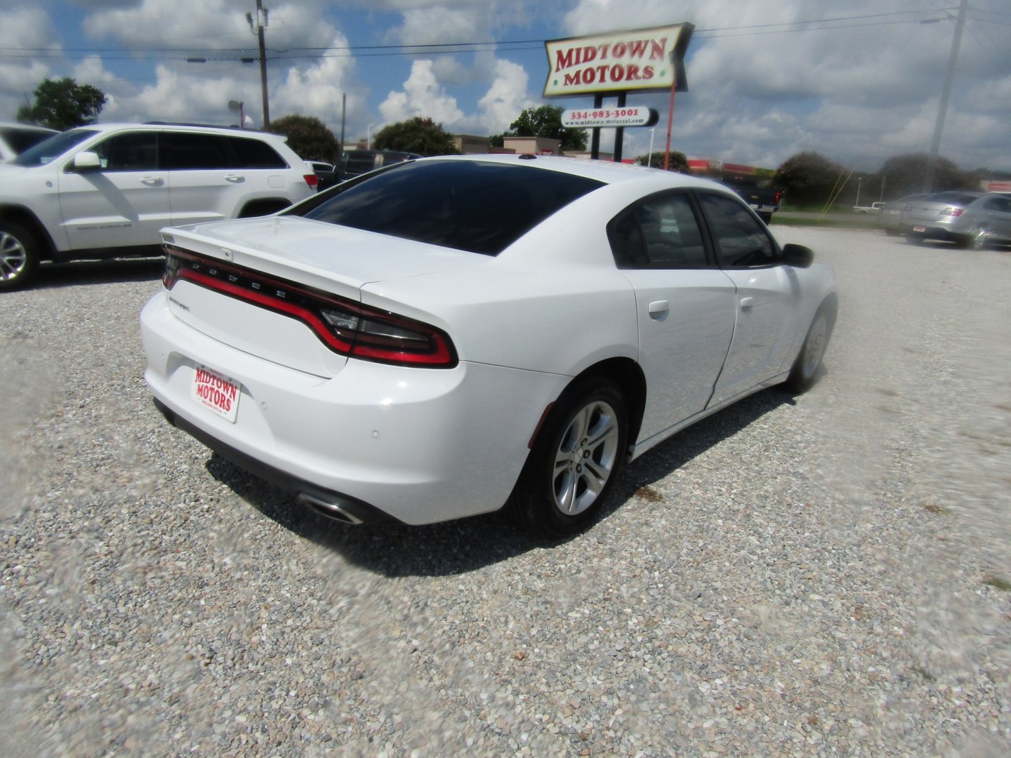 2019 White Dodge Charger SXT (2C3CDXBGXKH) with an 3.6L V6 DOHC 24V engine, Automatic transmission, located at 15016 S Hwy 231, Midland City, AL, 36350, (334) 983-3001, 31.306210, -85.495277- Photo#5