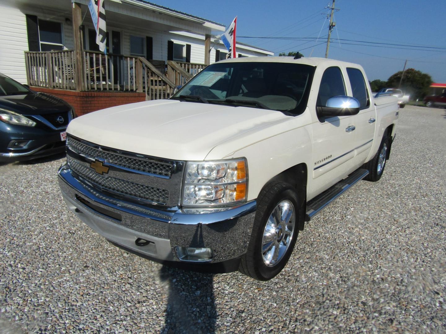 2012 White Chevrolet Silverado 1500 LT Crew Cab 4WD (3GCPKSE73CG) with an 5.3L V8 OHV 16V FFV engine, Automatic transmission, located at 15016 S Hwy 231, Midland City, AL, 36350, (334) 983-3001, 31.306210, -85.495277- Photo#1