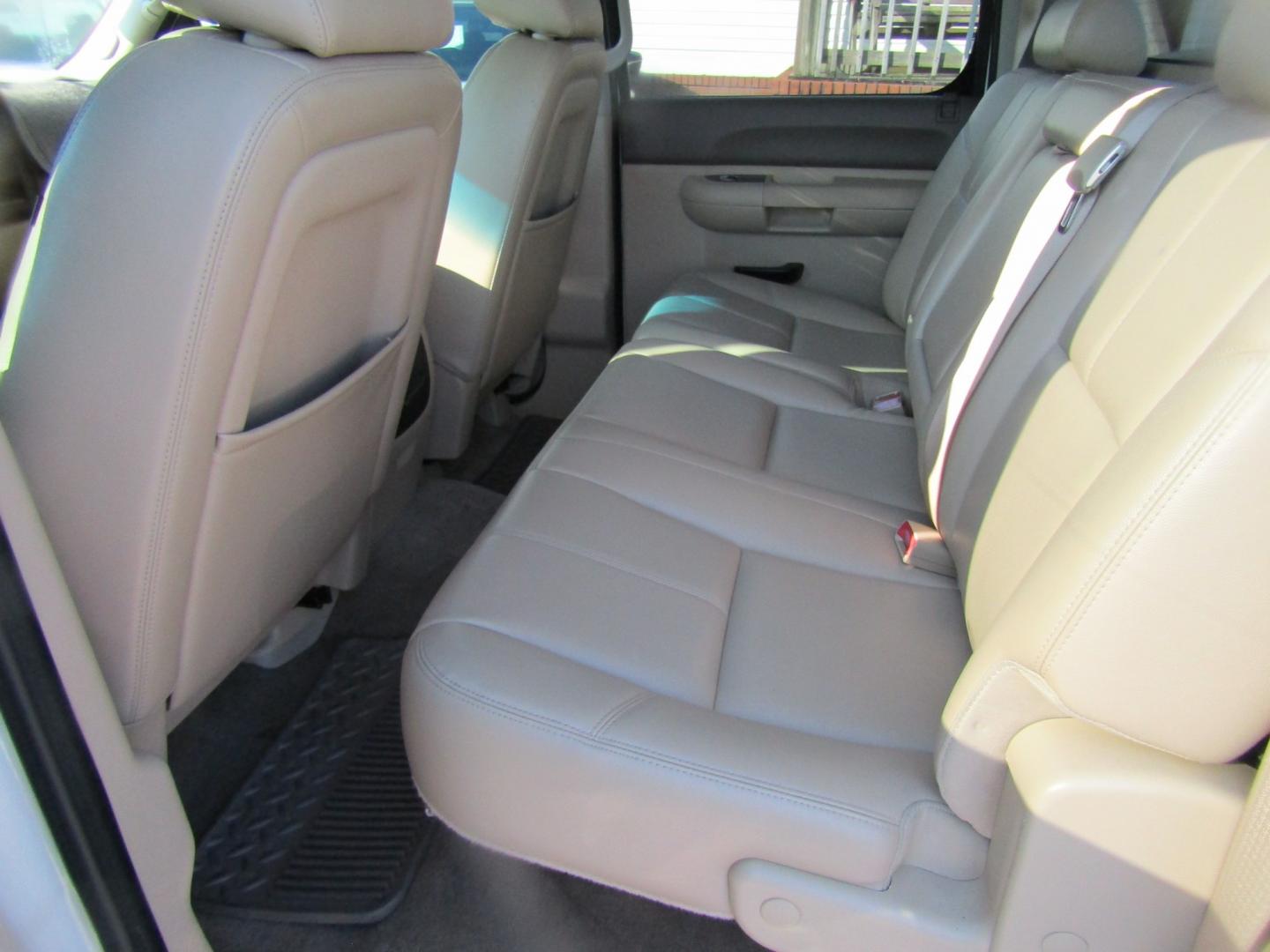 2012 White Chevrolet Silverado 1500 LT Crew Cab 4WD (3GCPKSE73CG) with an 5.3L V8 OHV 16V FFV engine, Automatic transmission, located at 15016 S Hwy 231, Midland City, AL, 36350, (334) 983-3001, 31.306210, -85.495277- Photo#3