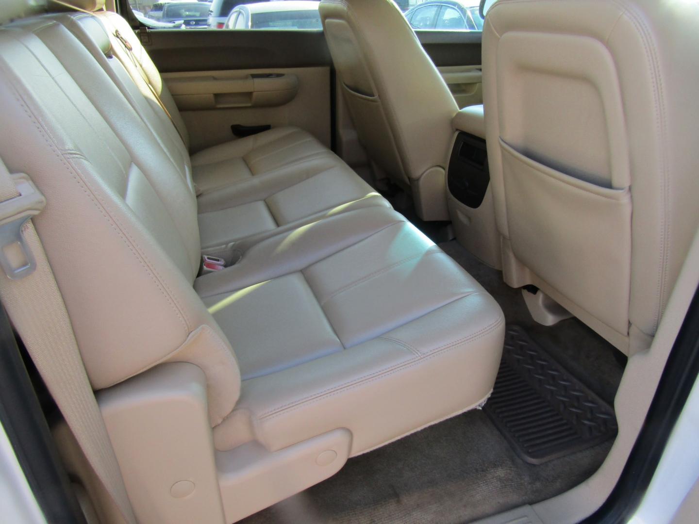 2012 White Chevrolet Silverado 1500 LT Crew Cab 4WD (3GCPKSE73CG) with an 5.3L V8 OHV 16V FFV engine, Automatic transmission, located at 15016 S Hwy 231, Midland City, AL, 36350, (334) 983-3001, 31.306210, -85.495277- Photo#6