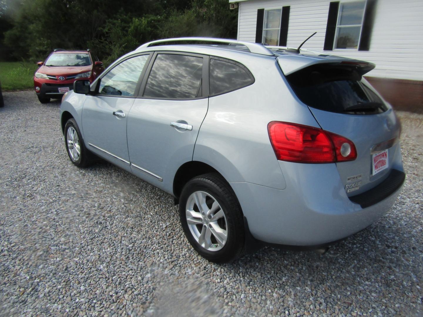 2015 Gray Nissan Rogue Select S 2WD (JN8AS5MT4FW) with an 2.5L L4 DOHC 16V engine, Automatic transmission, located at 15016 S Hwy 231, Midland City, AL, 36350, (334) 983-3001, 31.306210, -85.495277- Photo#5