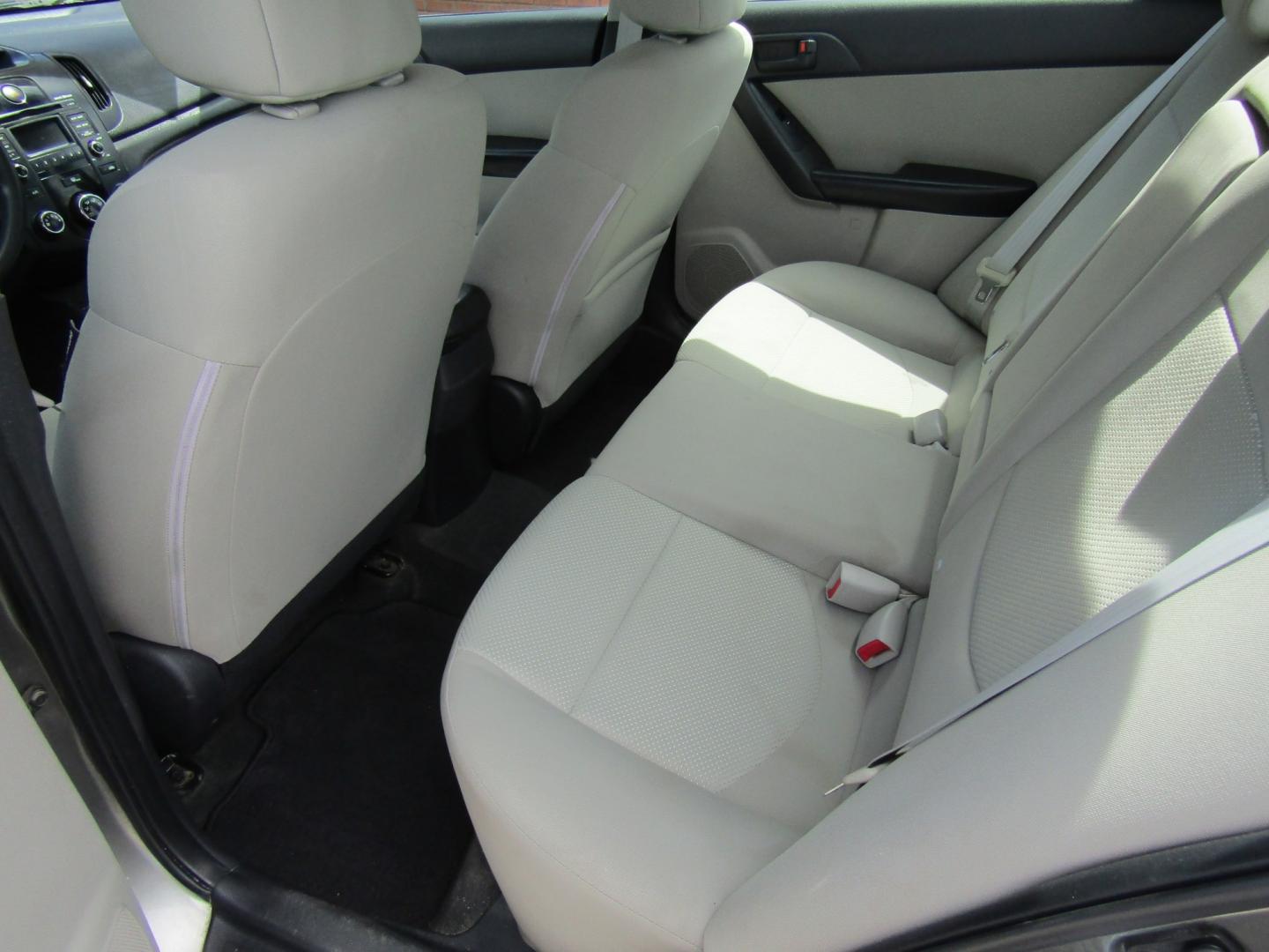 2012 Silver Kia Forte EX (KNAFU4A23C5) with an 2.0L L4 DOHC 16V engine, Automatic transmission, located at 15016 S Hwy 231, Midland City, AL, 36350, (334) 983-3001, 31.306210, -85.495277- Photo#4