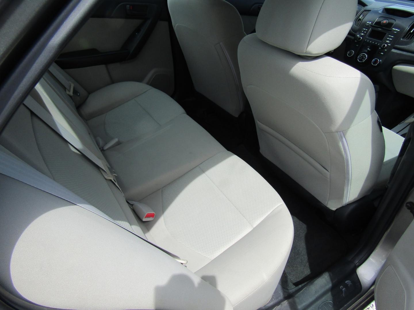 2012 Silver Kia Forte EX (KNAFU4A23C5) with an 2.0L L4 DOHC 16V engine, Automatic transmission, located at 15016 S Hwy 231, Midland City, AL, 36350, (334) 983-3001, 31.306210, -85.495277- Photo#8