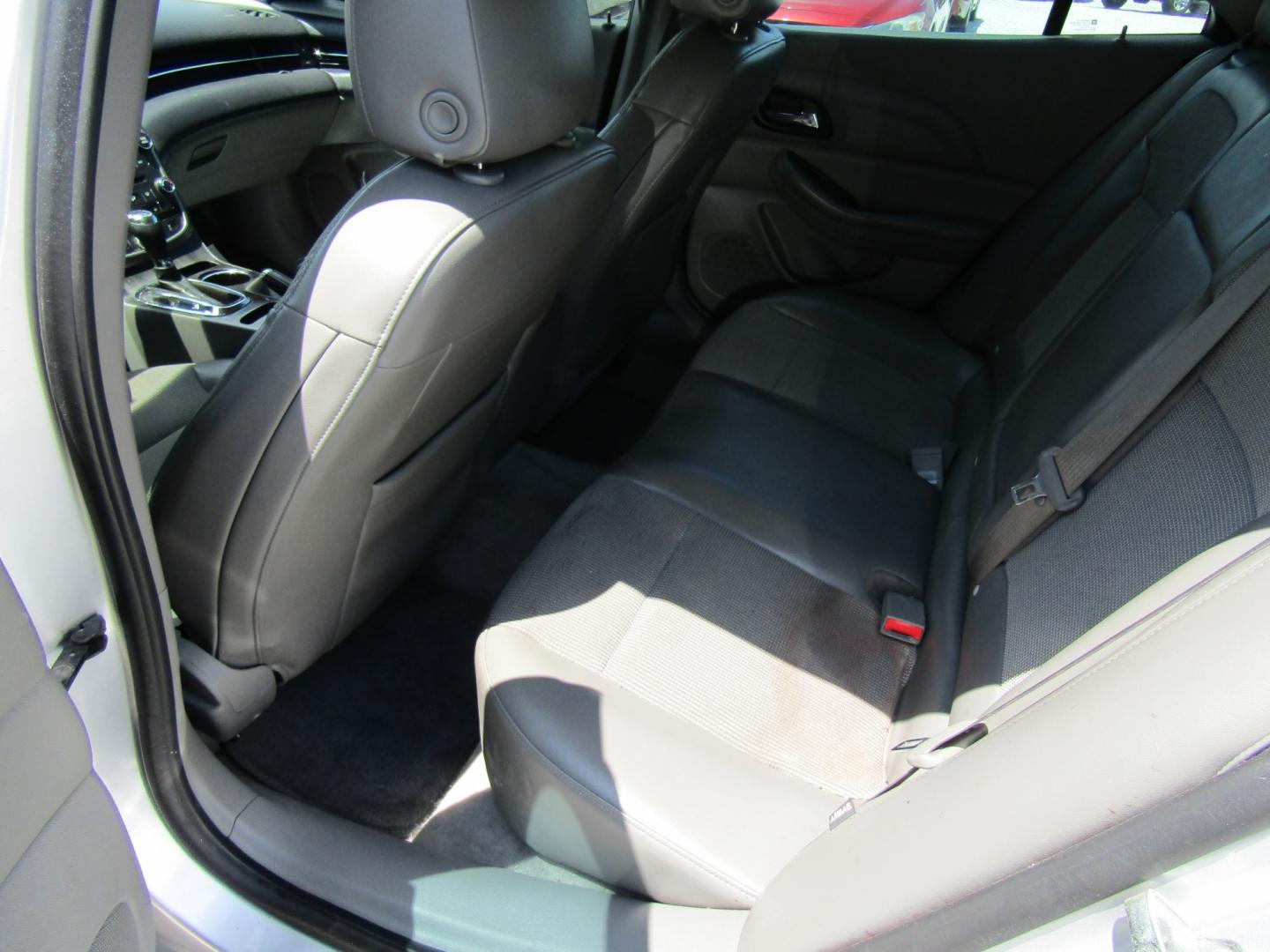 2015 Silver Chevrolet Malibu 1LT (1G11C5SL4FF) with an 2.5L L4 DOHC 16V engine, Automatic transmission, located at 15016 S Hwy 231, Midland City, AL, 36350, (334) 983-3001, 31.306210, -85.495277- Photo#2