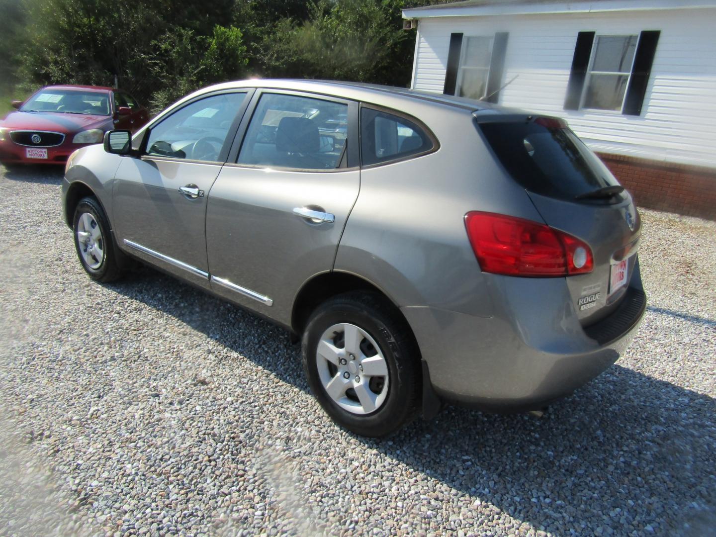 2015 Gray Nissan Rogue Select S 2WD (JN8AS5MT0FW) with an 2.5L L4 DOHC 16V engine, Automatic transmission, located at 15016 S Hwy 231, Midland City, AL, 36350, (334) 983-3001, 31.306210, -85.495277- Photo#4