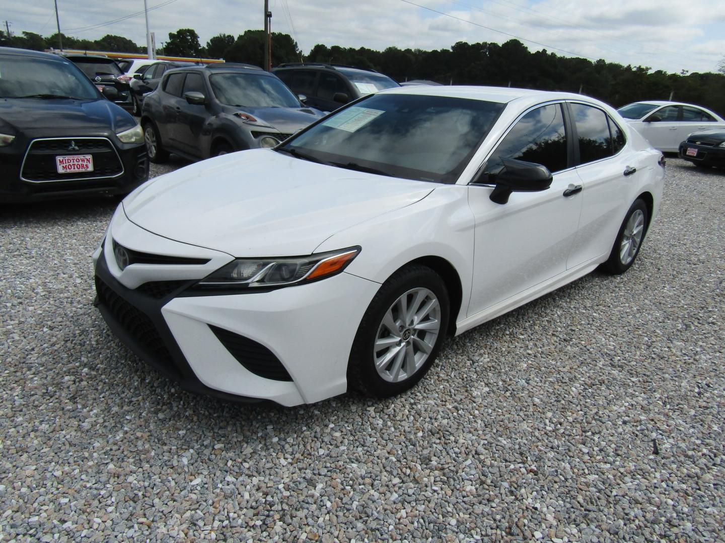 2018 White Toyota Camry LE (4T1B11HK9JU) with an 2.5L L4 DOHC 16V engine, Automatic transmission, located at 15016 S Hwy 231, Midland City, AL, 36350, (334) 983-3001, 31.306210, -85.495277- Photo#2