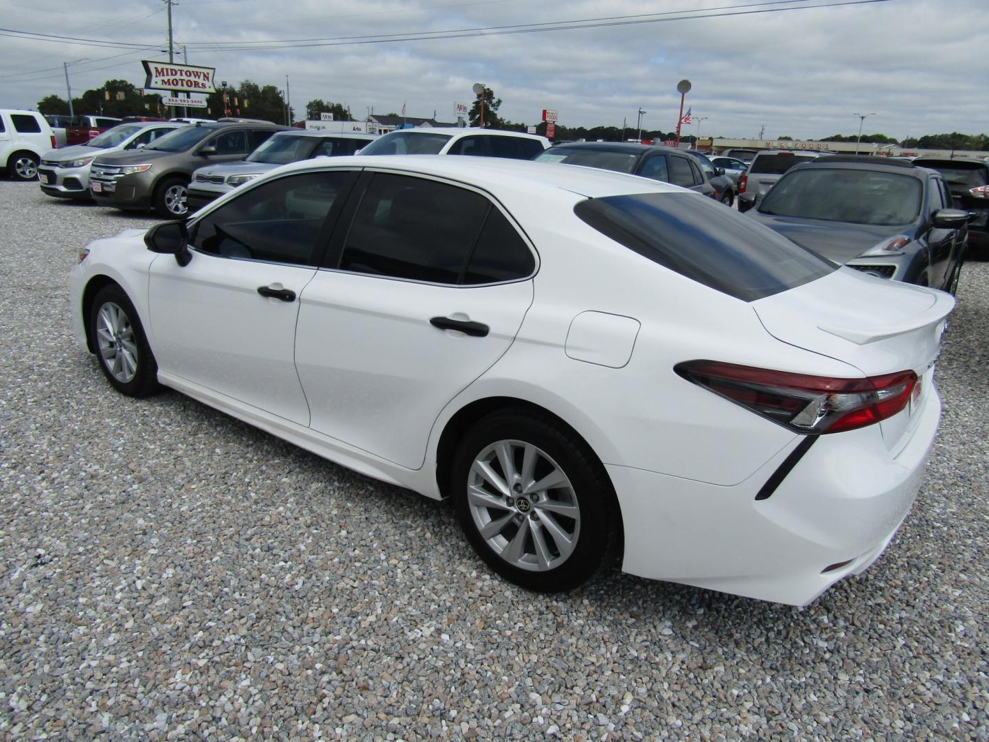 2018 White Toyota Camry LE (4T1B11HK9JU) with an 2.5L L4 DOHC 16V engine, Automatic transmission, located at 15016 S Hwy 231, Midland City, AL, 36350, (334) 983-3001, 31.306210, -85.495277- Photo#5