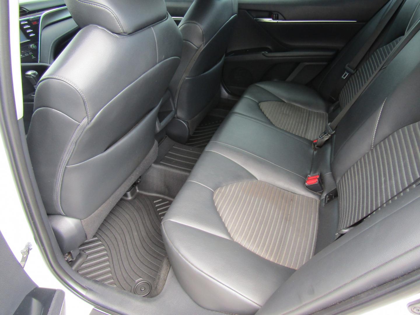 2018 White Toyota Camry LE (4T1B11HK9JU) with an 2.5L L4 DOHC 16V engine, Automatic transmission, located at 15016 S Hwy 231, Midland City, AL, 36350, (334) 983-3001, 31.306210, -85.495277- Photo#4
