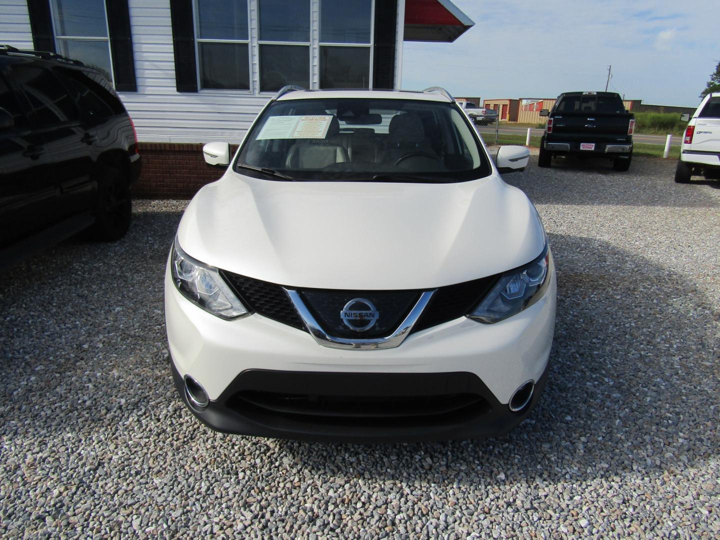 2018 White Nissan Rogue Sport SL (JN1BJ1CP8JW) with an 2.0L L4 DOHC 16V engine, Automatic transmission, located at 15016 S Hwy 231, Midland City, AL, 36350, (334) 983-3001, 31.306210, -85.495277- Photo#1