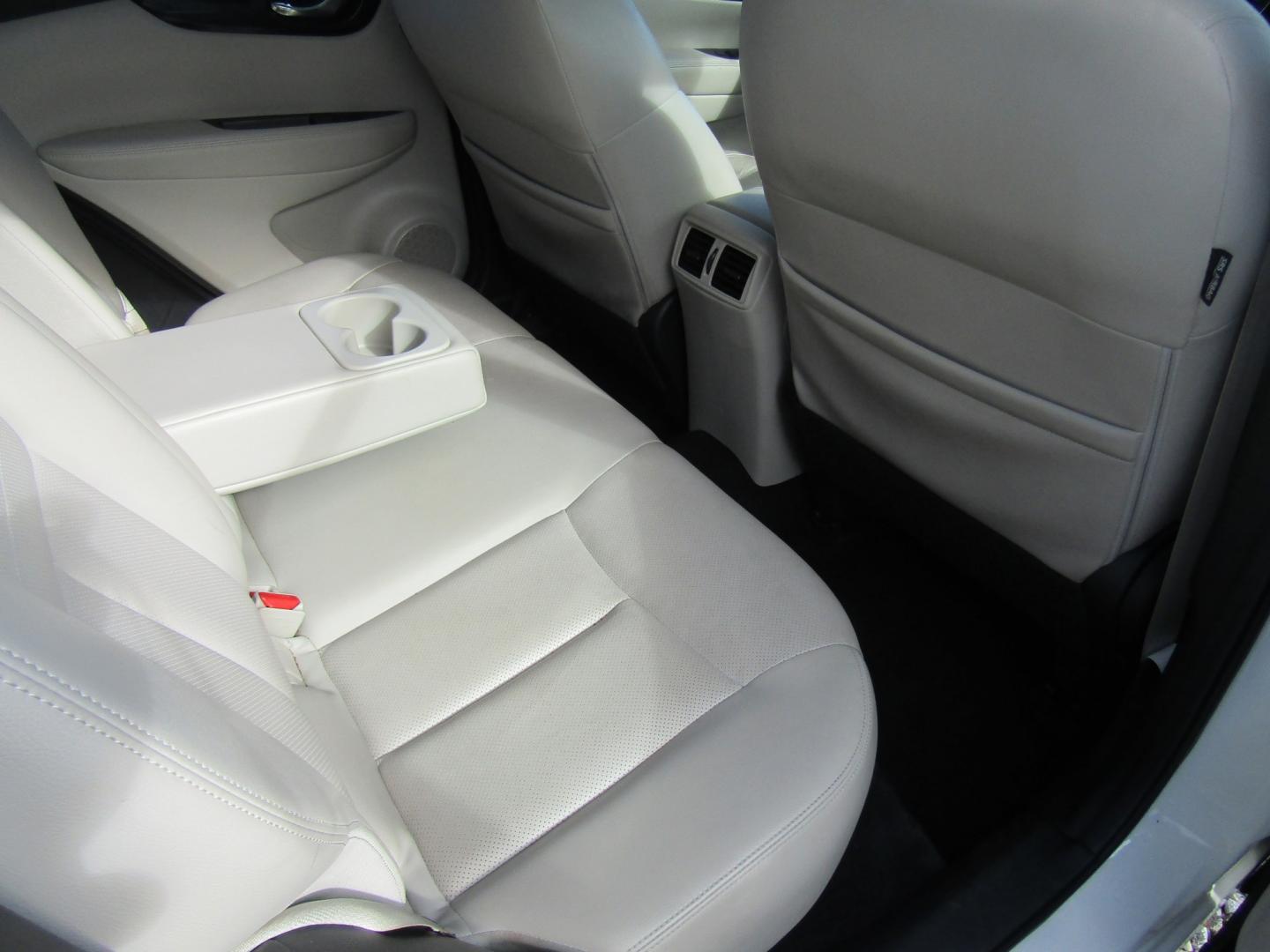 2018 White Nissan Rogue Sport SL (JN1BJ1CP8JW) with an 2.0L L4 DOHC 16V engine, Automatic transmission, located at 15016 S Hwy 231, Midland City, AL, 36350, (334) 983-3001, 31.306210, -85.495277- Photo#8
