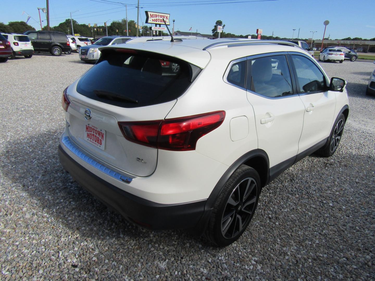 2018 White Nissan Rogue Sport SL (JN1BJ1CP8JW) with an 2.0L L4 DOHC 16V engine, Automatic transmission, located at 15016 S Hwy 231, Midland City, AL, 36350, (334) 983-3001, 31.306210, -85.495277- Photo#7
