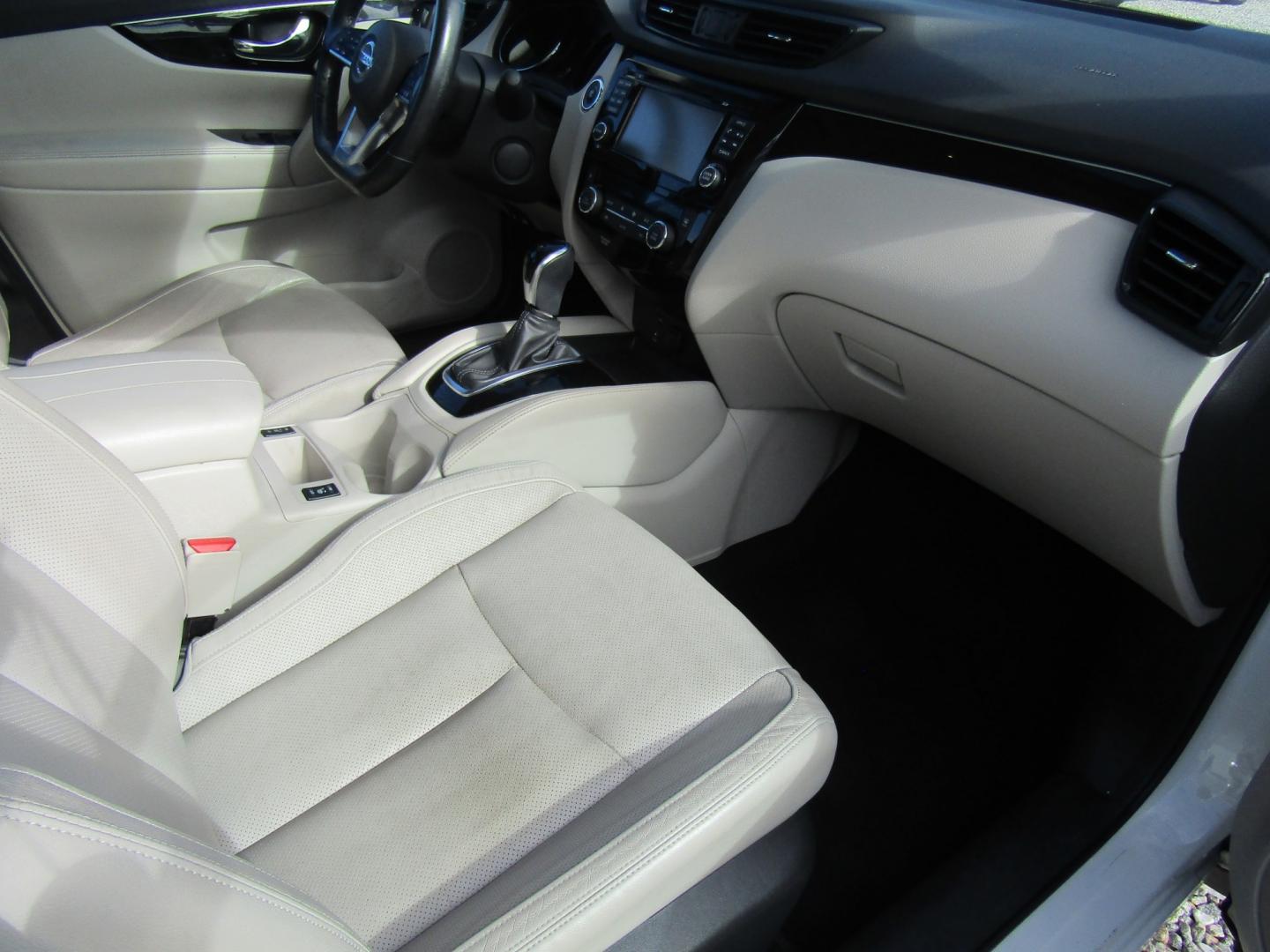 2018 White Nissan Rogue Sport SL (JN1BJ1CP8JW) with an 2.0L L4 DOHC 16V engine, Automatic transmission, located at 15016 S Hwy 231, Midland City, AL, 36350, (334) 983-3001, 31.306210, -85.495277- Photo#9