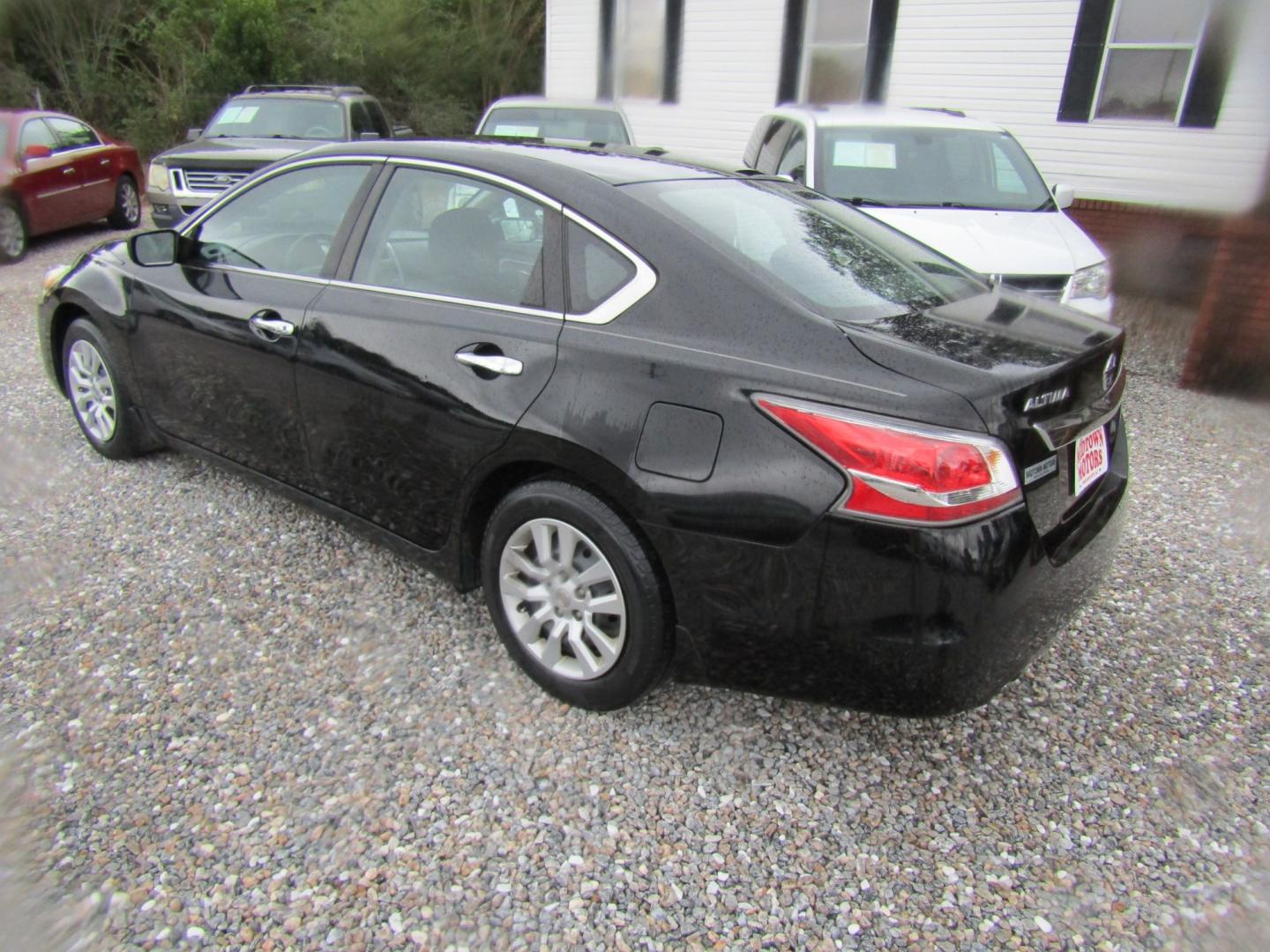 2015 Black Nissan Altima 2.5 S (1N4AL3AP6FN) with an 2.5L L4 DOHC 16V engine, Automatic transmission, located at 15016 S Hwy 231, Midland City, AL, 36350, (334) 983-3001, 31.306210, -85.495277- Photo#5