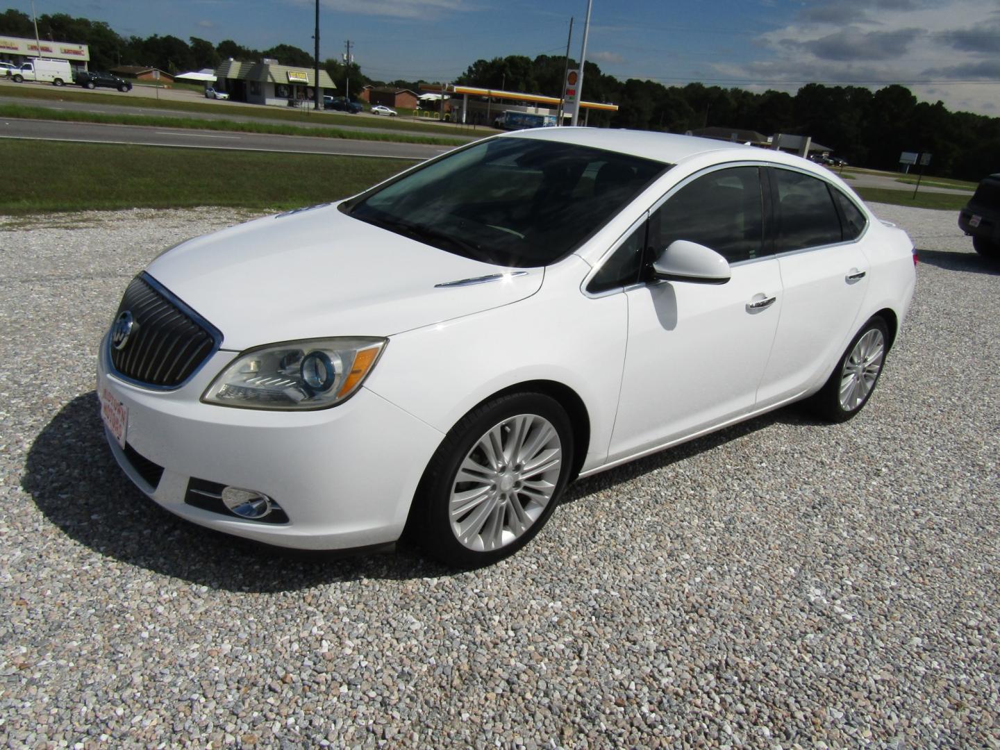 2013 White Buick Verano Base (1G4PP5SK6D4) with an 2.4L L4 DOHC 16V FFV engine, Automatic transmission, located at 15016 S Hwy 231, Midland City, AL, 36350, (334) 983-3001, 31.306210, -85.495277- Photo#2