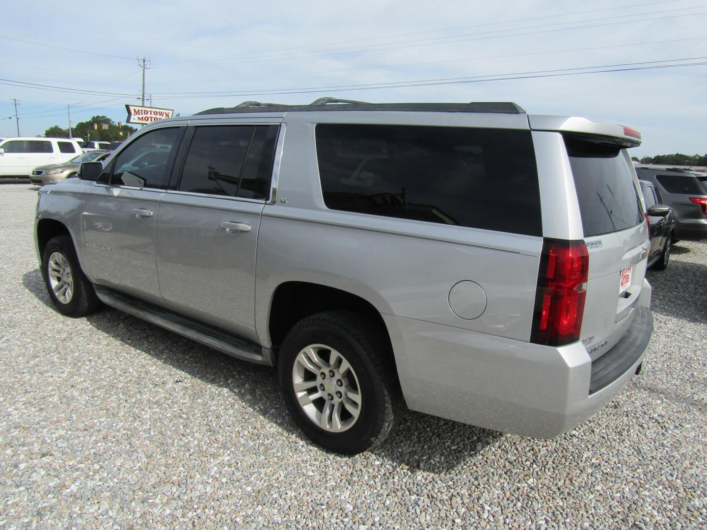 2016 Silver Chevrolet Suburban LT 2WD (1GNSCHKC5GR) with an 5.3L V8 OHV 16V engine, Automatic transmission, located at 15016 S Hwy 231, Midland City, AL, 36350, (334) 983-3001, 31.306210, -85.495277- Photo#4