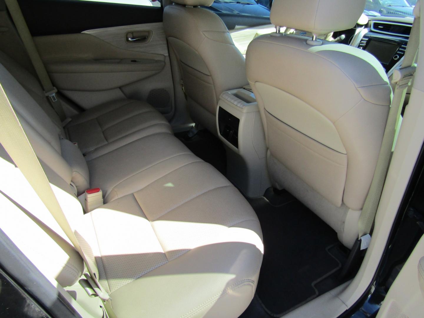 2017 Black Nissan Murano Platinum FWD (5N1AZ2MG8HN) with an 3.5L V6 DOHC 24V engine, Automatic transmission, located at 15016 S Hwy 231, Midland City, AL, 36350, (334) 983-3001, 31.306210, -85.495277- Photo#8