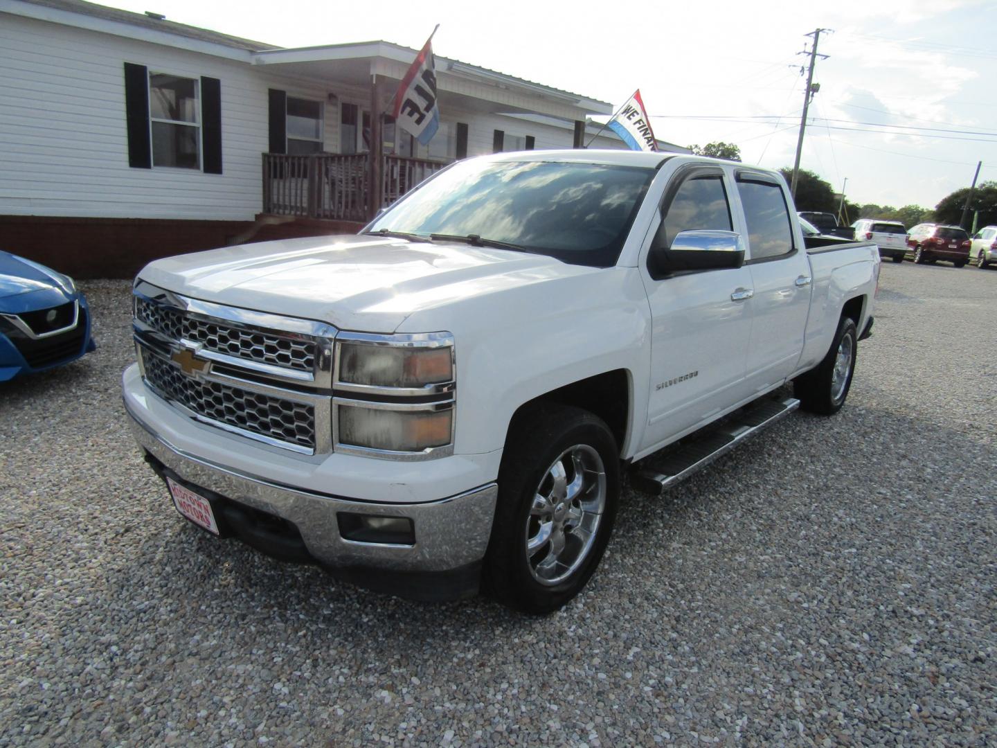 2015 White Chevrolet Silverado 1500 LT Crew Cab 4WD (3GCUKREC1FG) with an 5.3L V8 OHV 16V engine, Automatic transmission, located at 15016 S Hwy 231, Midland City, AL, 36350, (334) 983-3001, 31.306210, -85.495277- Photo#2