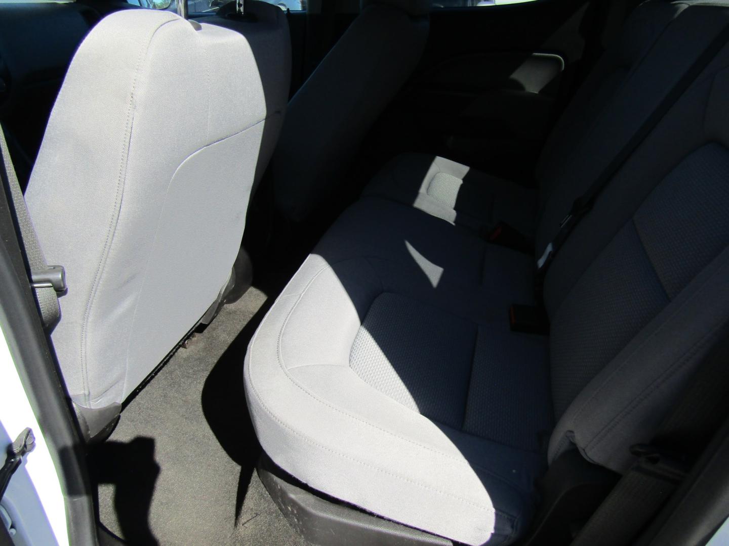 2016 White Chevrolet Colorado LT Crew Cab 2WD Short Box (1GCGSBEA8G1) with an 2.5L L4 DOHC 16V GAS engine, Automatic transmission, located at 15016 S Hwy 231, Midland City, AL, 36350, (334) 983-3001, 31.306210, -85.495277- Photo#4