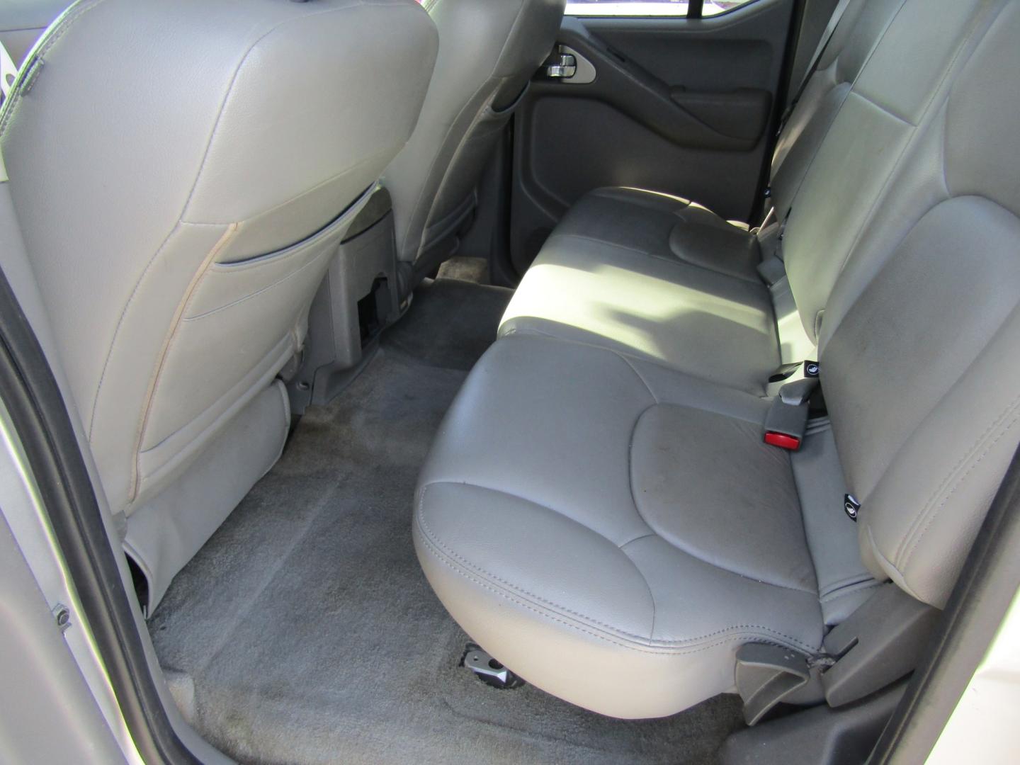 2018 Silver Nissan Frontier SL Crew Cab 5AT 2WD (1N6AD0ER9JN) with an 4.0L V6 DOHC 24V engine, Automatic transmission, located at 15016 S Hwy 231, Midland City, AL, 36350, (334) 983-3001, 31.306210, -85.495277- Photo#4