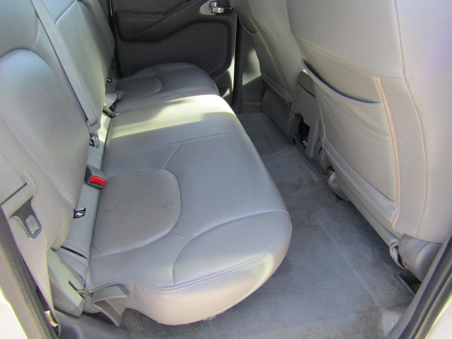 2018 Silver Nissan Frontier SL Crew Cab 5AT 2WD (1N6AD0ER9JN) with an 4.0L V6 DOHC 24V engine, Automatic transmission, located at 15016 S Hwy 231, Midland City, AL, 36350, (334) 983-3001, 31.306210, -85.495277- Photo#8