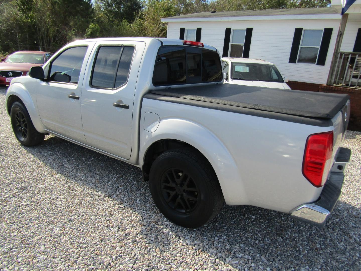 2018 Silver Nissan Frontier SL Crew Cab 5AT 2WD (1N6AD0ER9JN) with an 4.0L V6 DOHC 24V engine, Automatic transmission, located at 15016 S Hwy 231, Midland City, AL, 36350, (334) 983-3001, 31.306210, -85.495277- Photo#5