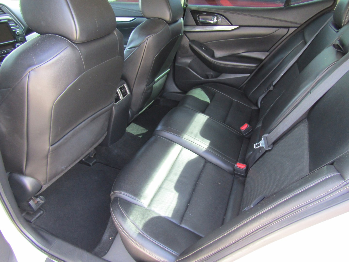 2020 Silver Nissan Maxima 3.5 SV (1N4AA6CV5LC) with an 3.5L V6 DOHC 24V engine, Automatic transmission, located at 15016 S Hwy 231, Midland City, AL, 36350, (334) 983-3001, 31.306210, -85.495277- Photo#4