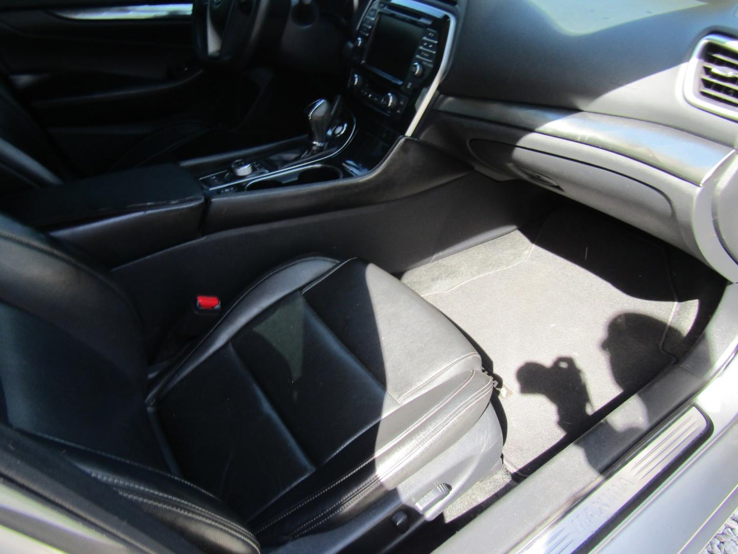 2020 Silver Nissan Maxima 3.5 SV (1N4AA6CV5LC) with an 3.5L V6 DOHC 24V engine, Automatic transmission, located at 15016 S Hwy 231, Midland City, AL, 36350, (334) 983-3001, 31.306210, -85.495277- Photo#9